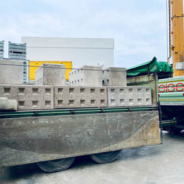 ALPIN Betonblock System auf Kundenfahrzeug verladen