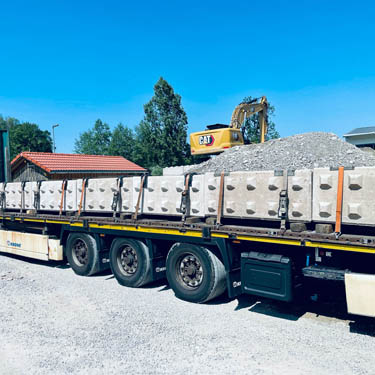 Anlieferung des ALPIN Betonblock System via Schwerlasttransport