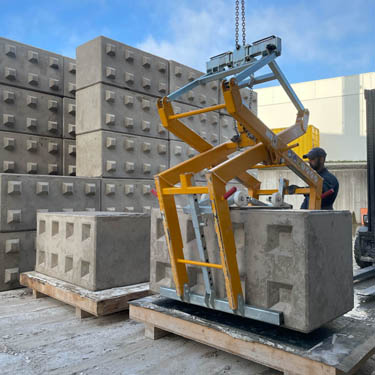 ALPIN Betonblock System beim Verladen mit dem Kran
