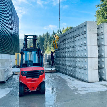 ALPIN Betonblock System beim Verladen mit dem Kran